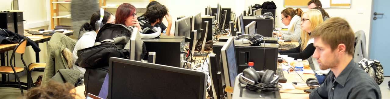 Les étudiants du Master journalisme et médias numériques au travail.