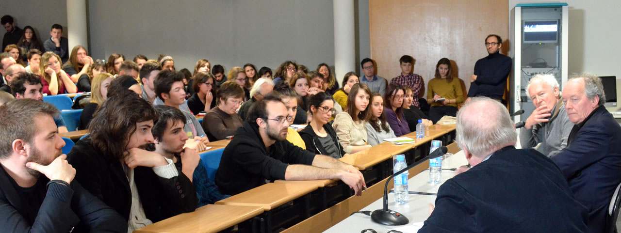 Les étudiants attentifs à la leçon des frères Dardenne animée par Michel Ciment.