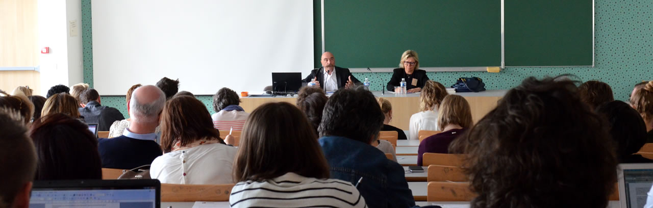 Une salle comble assiste à l'intervention de Jean-Claude Kaufmann.