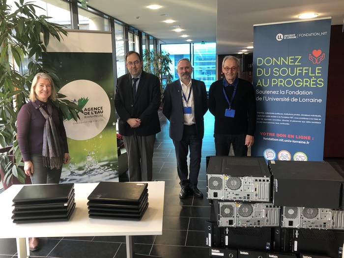 Photo de François Laurent, Vincent Queudot et Marc Hoeltzel à l'Agence de l'Eau Rhin-Meuse pour la remise de 20 ordinateurs