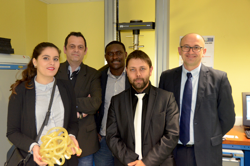 (de gauche à droite) Latifa Daami, Richard Bernier, Rodrigue Matadi-Boumbimba, Frédéric Fradet (directeur de Plastinnov) et Alexis Rusinek