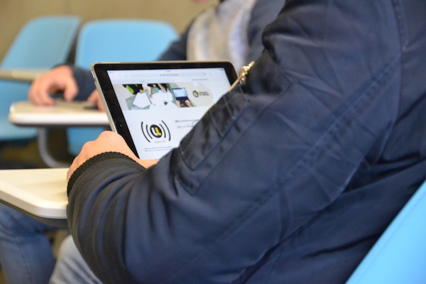 Salle de cours C208 : un espace dédié à la pédagogie active - Utilisation de tablettes