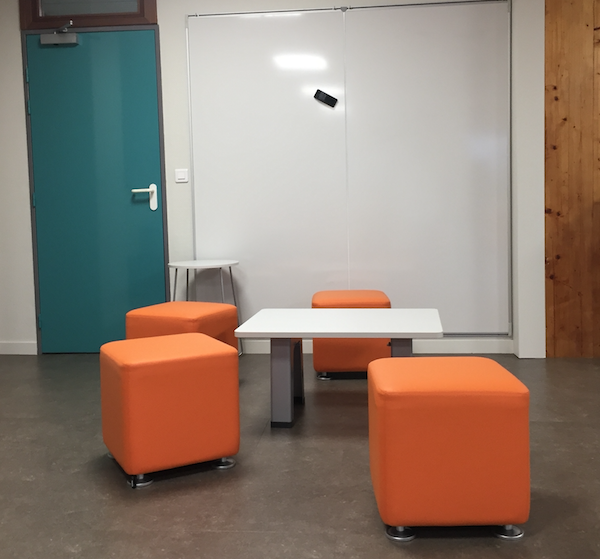 @Lab : salle Mut@camp de l'IUT Saint-Dié - Coin détente avec mur Velleda encourageant le travail collaboratif