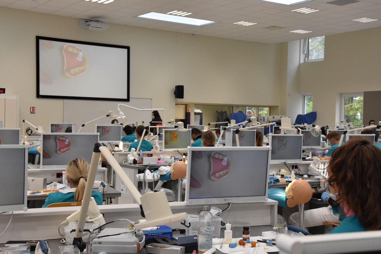 La salle de simulation pré-clinique de 3e année - Faculté d'odontologie de Lorraine