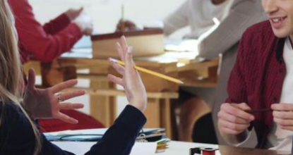 Groupe de travail qui échange des idées assis à une table
