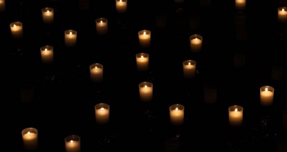 bougies sur fond noir