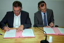 Signature de l'accord-cadre.