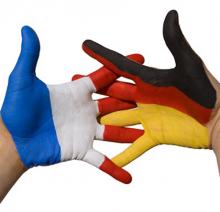 Mains jointes, peintes aux drapeaux de la France et de l'Allemagne.