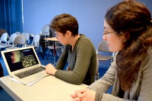 Aurélie Deveau et Aurélie Gueudin consultent des documents sur ordinateur.