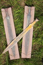 Expérimentation archéo-métallurgique : l'épée en bronze d'Obernai après coulée (Photographie Denis Morin)