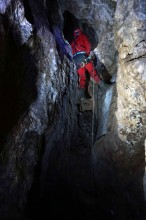 Ari (Grèce) Mission 2016 - Chantiers antiques : dépilages verticaux dans les marbres minéralisés en cours d’exploration (Photographie : D. Morin)
