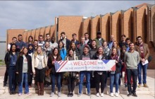 Les étudiants américains et français sur le parvis de l'ENSEM