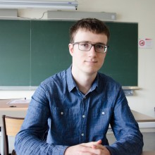 Antonin Mangeot, membre du projet "Outils Autisme". Jeune homme de 20 ans, portant des lunettes et une chemise bleue