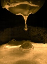 Interaction de gouttes fondues avec un bain de métal (acier maraging) liquide © Institut Jean Lamour