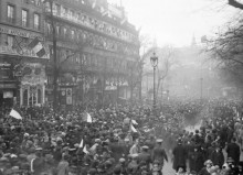 Les Grands boulevards le jour de l'armistice [la foule en liesse à l'occasion du 11 novembre 1918]