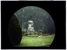 Autochrome : la représentation du monument Claude Gellée dit Le Lorrain dans le parc de la pépinière.