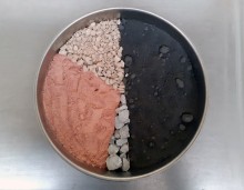 Mélange de l’argile avec du clinker, de l’anhydrite et du calcaire avant broyage.  A gauche de haut en bas : calcaire, argile, anhydrite.  A droite : clinker