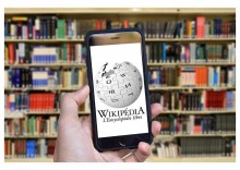 Smarthphone affichant le logo Wikipédia