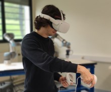 Photo d'un lève équiper d'un casque de réalité virtuelle