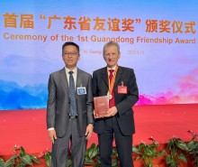 Le professeur Jean-Louis Morel, lauréat du prix de l'amitié du Guangdong, aux côtés du professeur Yetao Tang