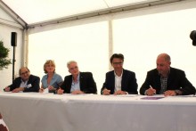 Raffaël Masiello, Mélanie Varnusson, Hélène Boulanger, Jérôme Dumont et Jérôme Sterpenich signent le pacte de partenariat.