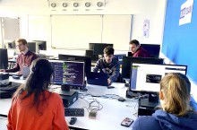 Élèves-ingénieurs dans la salle "Blue Team / Défense" de la plateforme cybersécurité de TELECOM Nancy
