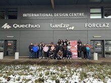 Photo groupe devant enseigne du magasin