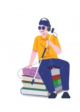 Une personne des lunettes noires, une canne blanche, un casque audio est assise sur une pile de livres.