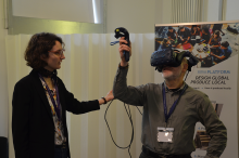 Un participant essaye un casque de réalité virtuelle lors d'un atelier