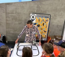 Démonstration de petits robots mobiles