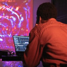 Participant à l'atelier VJing devant le logiciel resolume