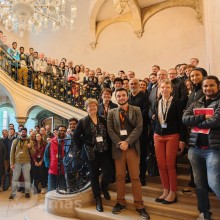 Les organisateurs et participants du workshop réunis pour une photo de groupe dans l'un des escaliers de l'abbaye.