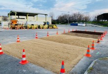 Image montrant une zone de sol dont on a ôté le bitume et dédié à diverses modalités d'essais de renaturation