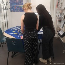 etudiantes debout devant table