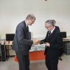 Remise de cadeaux entre Karl Tombre, Vice-Président de l’Université de Lorraine, en charge des affaires internationales et Tai-lok Lui, professor & Vice President Research & Development).