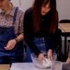 étudiantes qui préparent des boules de moshi