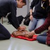 les étudiants testent le massage cardiaque