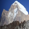 Vertigineux sommet constitué de couches verticalisées de calcaire des Annapurnas (centre Népal) avec au premier plan la masse grise et compacte des brèches sédimentaires produites par l'effondrement géant de l'Annapurna IV il y a 830 ans (crédit L. Bollinger)