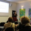 Apéro linguistique - Julie Glikman s'adresse au public lors du quiz sur la langue française