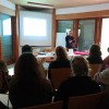Les étudiants attentifs lors de la conférence d'un ornithologue