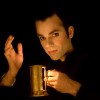 phot de Benjamin Lazar, interprète du spectacle, en maquillage de théâtre, tenant une lanterne pour un éclairage à la bougie