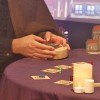 gros plan sur le conteur qui joue d'un instrument