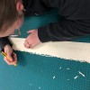 Photo de la création par une étudiante de l'oeuvre plastique exposée