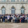 L’ensemble des participants au workshop ainsi que les organisateurs se réunissent pour une photo de groupe sur les escaliers extérieurs de l’abbaye.