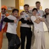 Les étudiants prennent la pose.