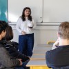 Simran, étudiante en BUT2 MMI, présente son alternance aux étudiants de BUT1.