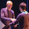 Patrick Adelbrecht, responsable de la licence professionnelle MTL, remet le diplôme à un étudiant.