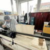 Photo d'un concepteur en train de transformer une machine d'injection plastique au Green FabLab