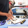 Photo d'un utilisateur en train de travailler avec une des découpes laser du Lorraine Fab Living Lab