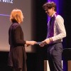 Audrey Bichet, cheffe du département MMI, remet le diplôme à un étudiant.